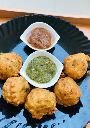 A picture of Aloo vada/Potato pakoray bombs.