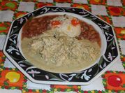 Una foto de mole verde con pollo