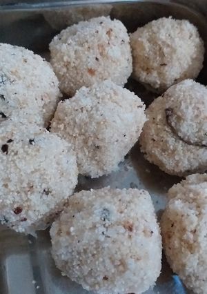 सूजी नारियल के लड्डू (Suji nariyal ke laddu recipe in hindi) रेसिपी मुख्य फोटो