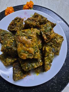 पालक वडी (palak wadi recipe in marathi) रेसिपी चे मुख्य फोटो