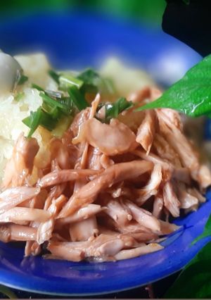 Hình của món Xôi gà xé trứng cút.