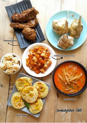 Foto resep Sajian Lebaran (Sayur labu siam,sambel goreng,roti pisang)
