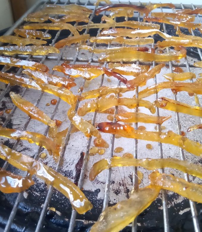 Una foto de Cáscaras de naranja confitadas