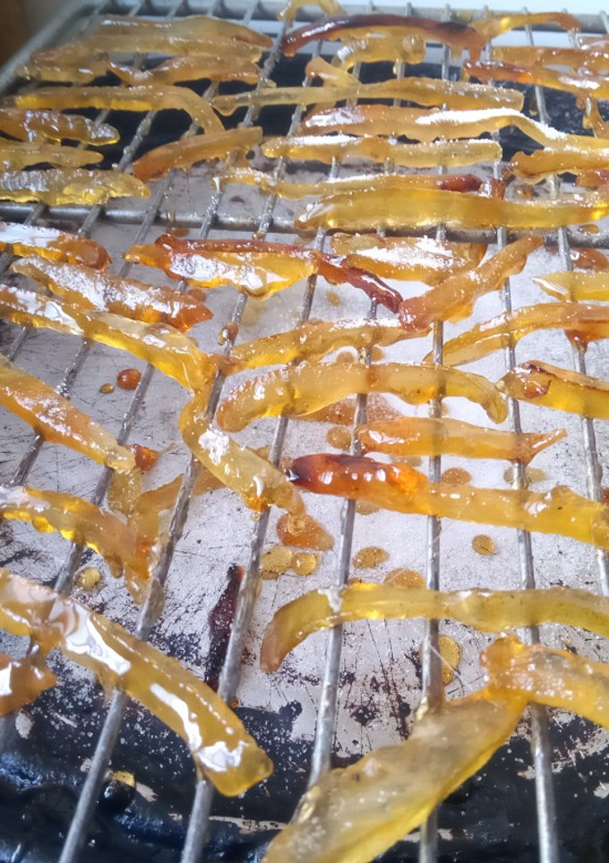 Una foto de Cáscaras de naranja confitadas