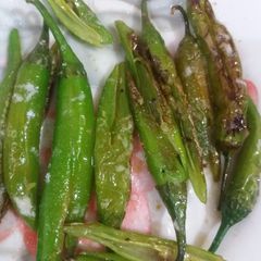 A picture of Fried green chillies.