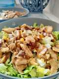 Ensalada templada de cogollos con huevo cocido y pota al curry