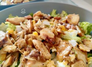 Una foto de Ensalada templada de cogollos con huevo cocido y pota al curry