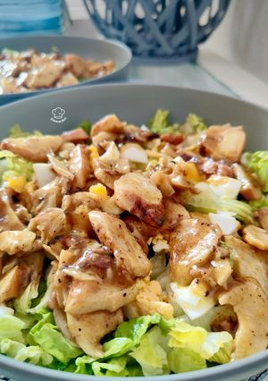 Foto principal de Ensalada templada de cogollos con huevo cocido y pota al curry