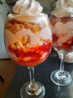 Una foto de Postre exprés de frutilla 🍓