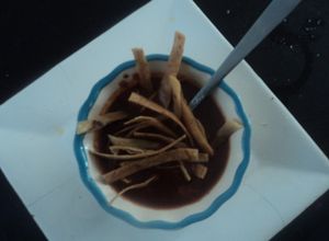 Una foto de Sopa de tortilla de los cuatro chiles asados campirana