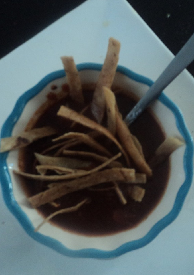 Una foto de Sopa de tortilla de los cuatro chiles asados campirana