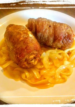 Una foto de Saltimboca a la Romana con Cebollas Glaseadas