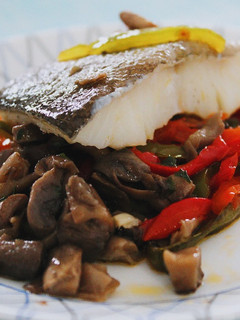 Una foto de Bacalao fresco al vapor con setas
