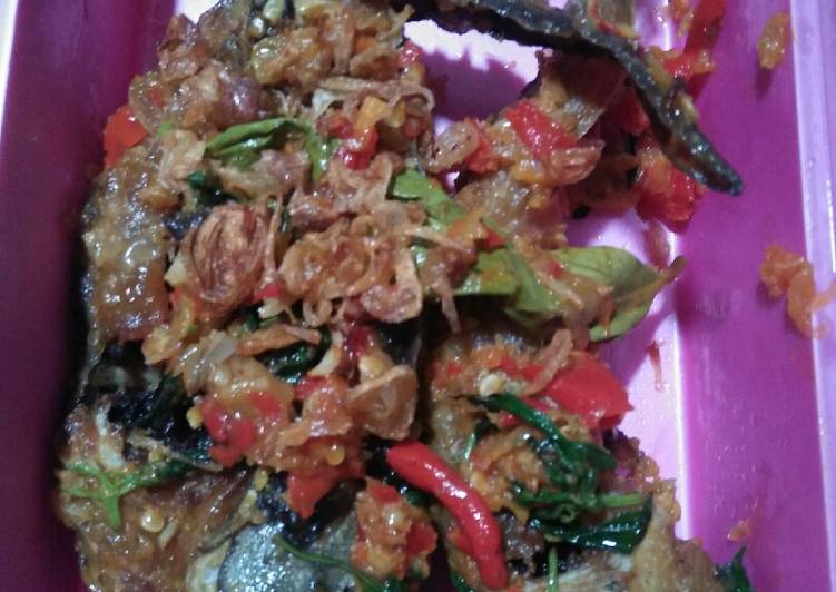 Langkah Mudah untuk Menyiapkan Lele goreng sambal kemangi Anti Gagal