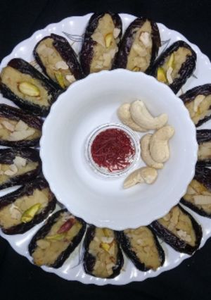मावा ड्रायफ्रूट स्टफ्ड खजूर (Mawa dryfruit stuffed Khajoor recipe in Hindi) रेसिपी मुख्य फोटो