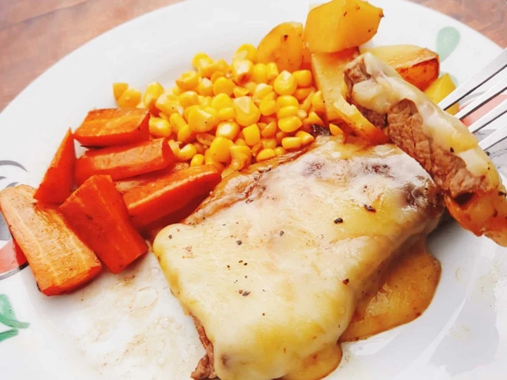 Cara Mudah Membikin Resep Steak with Mozarella Homemade yang Lezat Anti Ribet, Uenak Banget