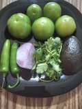 Salsa verde cruda con aguacate
