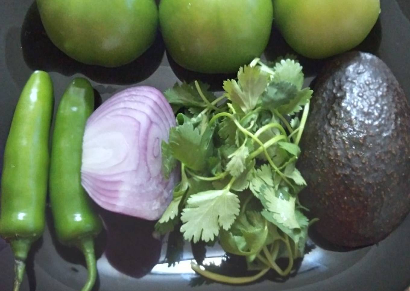 Salsa verde cruda con aguacate