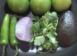 Una foto de Salsa verde cruda con aguacate