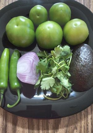 Una foto de Salsa verde cruda con aguacate