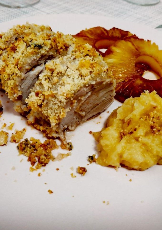 Una foto de Solomillo rebozado con piña y puré de manzanas