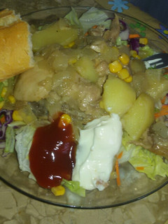 Una foto de Ensalada de pollo con lechuga