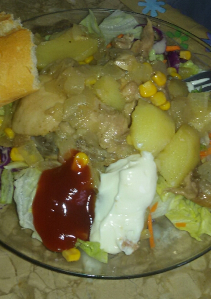 Una foto de Ensalada de pollo con lechuga