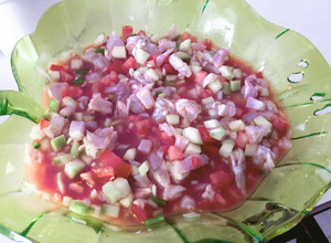 Una foto de Ceviche camarón y pescado