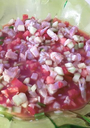 Una foto de Ceviche camarón y pescado