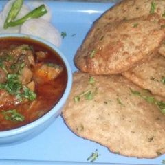 A picture of Mushroom curry with khachori.