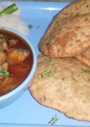 A picture of Mushroom curry with khachori.