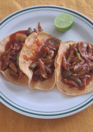 Una foto de Charales en salsa de guajillo
