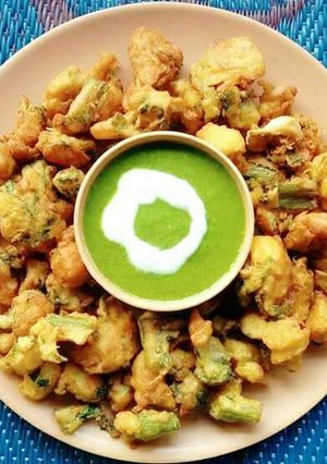 A picture of Spring onion and cauliflower fritters with mint leaves chutney.