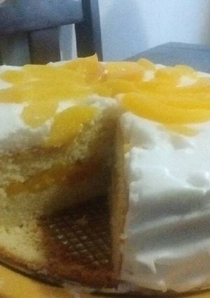 Una foto de Bizcochuelo de vainilla con duraznos