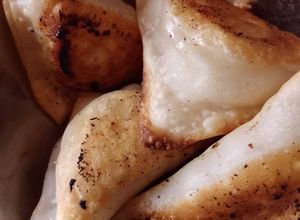 Una foto de Triángulos de cerdo 🐷 crocantes tipo wonton 😋