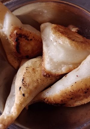 Una foto de Triángulos de cerdo 🐷 crocantes tipo wonton 😋