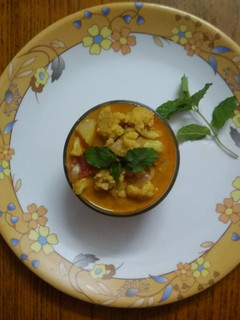 காலிஃப்ளவர் பொட்டேட்டோ குருமா(Cauliflower Potato kurma recipe in tamil) செய்முறை முக்கிய புகைப்படம்