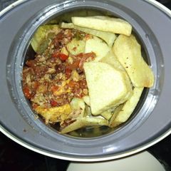 A picture of Yam and tomato/egg sauce.