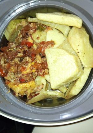 A picture of Yam and tomato/egg sauce.