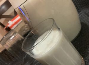 صورة لوصفة ميلك شيك موز بثلاث مكونات 🥛😋