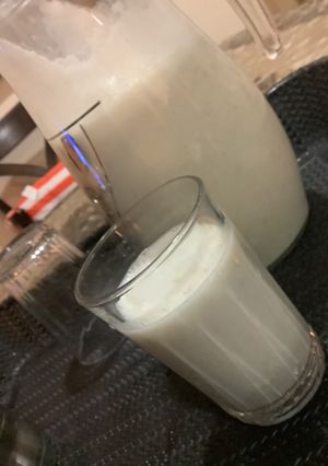صورة لوصفة ميلك شيك موز بثلاث مكونات 🥛😋