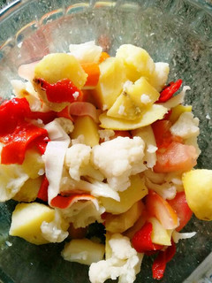 Una foto de Ensalada de coliflor y patata
