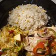 Arroz con maíz, tilapia al vapor y ensalada verde