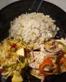 Arroz con maíz, tilapia al vapor y ensalada verde