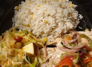 Una foto de Arroz con maíz, tilapia al vapor y ensalada verde