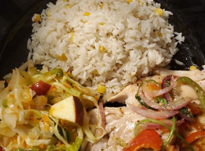Una foto de Arroz con maíz, tilapia al vapor y ensalada verde