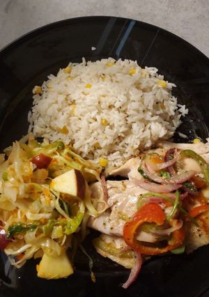Una foto de Arroz con maíz, tilapia al vapor y ensalada verde