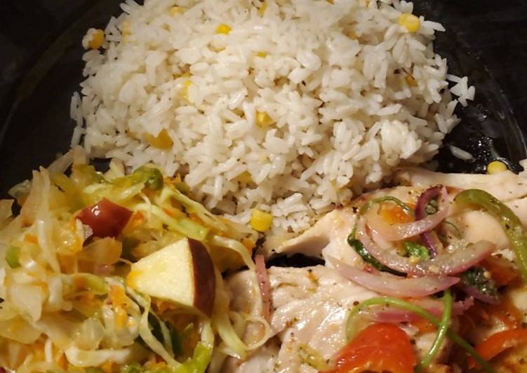 Arroz con maíz, tilapia al vapor y ensalada verde