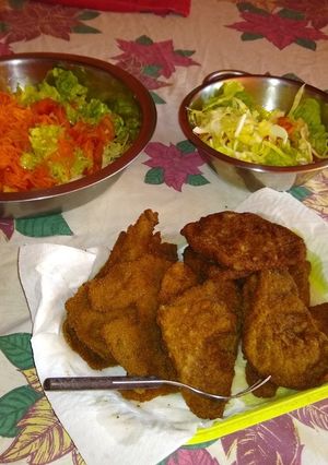 Una foto de Hoy algo simple, milanesa con ensalada