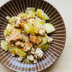 A picture of Garlic Hairy Gourd with minced chicken.